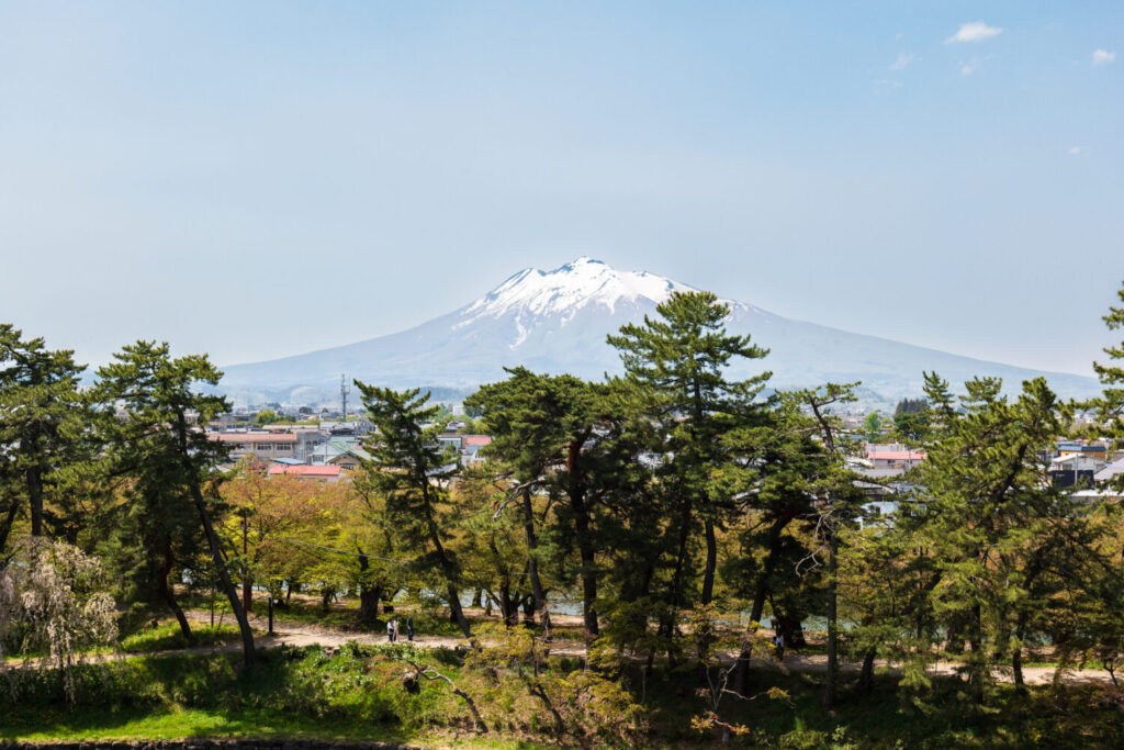 青森弘前公園から望む岩木山