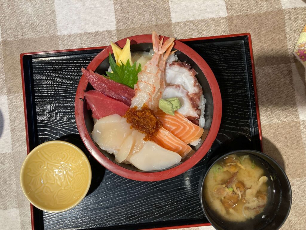 てっぺん食堂の海鮮丼